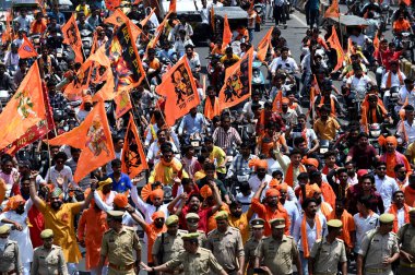 NOIDA, INDIA - 28 Nisan 2024 'te Hindistan' ın Noida kentinde, Hanuman Janmotsav vesilesiyle, Vishwa Hindu Parishad ve Bajrang Dal çalışanları, Kashiram Koloni Bölgesi 45 'ten bir geçit töreni düzenledi.. 