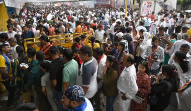 NEW DELHI, INDIA - 14 Nisan 2024: İnsanlar Baba Bhimrao Ramji Ambedkar Jyanti 'nin 134. doğum yıldönümünü 14 Nisan 2024 tarihinde Yeni Delhi, Hindistan' da parlamento sokağında kutladılar.. 