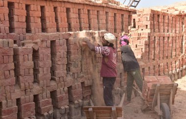 GHAZIABAD, INDIA - 30 Nisan: Uluslararası İşçi Bayramı arifesinde bir tuğla fabrikasında çalışan Gaziabad Muradnagar Hintli işçi. Uluslararası İşçi Bayramı, bazı yerlerde İşçi Bayramı olarak da bilinir, her yıl 1 Mayıs, 30 Nisan 2024 
