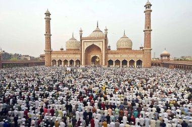 NEW DELHI, INDIA - 11 Nisan 2024: Müslüman cemaatinden insanlar 11 Nisan 2024 'te Hindistan' ın Yeni Delhi kentinde Jama Mescidi 'nde Kurban Bayramı dolayısıyla Namaz kılıyor. (Fotoğraf: Sanjeev Verma / Hindustan Times)