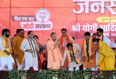 BULANDSHAHR, INDIA - APRIL 18, 2024: Uttar Pradesh Baş Bakanı Yogi Adityanath ile birlikte Gautam Budh Nagar 'ın BJP adayı Mahesh Sharma ve diğer BJP liderleri, Lok Sabha seçimleri öncesinde.