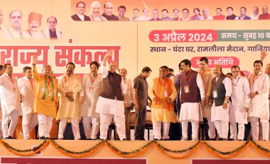 GHAZIABAD, INDIA - APRIL 3, 2024: Ghantaghar Ramlila Meydan 'da yapılacak lok sabha seçimleri öncesinde BJP adayı Atul Garg' a destek amacıyla düzenlenen mitingde Savunma Bakanı Rajnath Singh 'e çelenk takıldı.