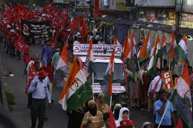 KOLKATA, INDIA - APRIL 27, 2024: CPI (M) ve Ulusal Kongre destekçileri Güney Kolkata Lok Sabha seçmen adayı Saira Shah Halim 'i desteklemek için 27 Nisan 2024' te Kolkata 'da düzenlenen bir kampanya mitingine katıldılar.