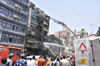 PATNA, INDIA - 25 Nisan 2024 'te Patna, Hindistan' da Patna Junction tren istasyonu yakınlarındaki Pal Otel 'de çıkan yangını itfaiyeciler söndürdü. Yangında en az altı kişi öldü ve 18 kişi hastanede yaşam mücadelesi veriyor.. 
