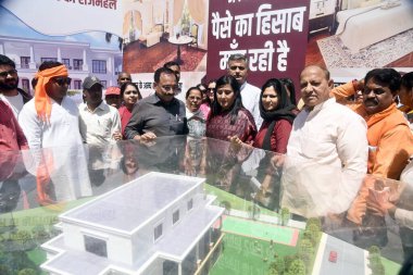 NEW DELHI, INDIA - APRIL 7, 2024: BJP Lok Sabha adayı Bansuri Swaraj ve işçiler, Başbakan Arvind Kejriwal 'ın Connaught Place' de tutuklanması üzerine istifasını talep eden bir protesto gösterisi düzenlediler.