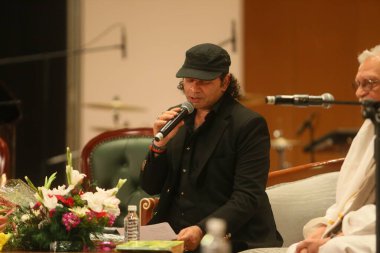 NEW DELHI, INDIA - 17 Mart 2024: Bollywood şarkıcısı Mohit Chauhan 17. Kathakar Uluslararası Hikayeciler Festivali sırasında Delhis Bharat Mandapam, Pragati Meydan, 17 Mart 2024 tarihinde Yeni Delhi, Hindistan