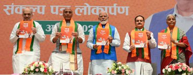 NEW DELHI, INDIA - 14 Nisan 2024: Başbakan Narendra Modi ile Birlik Savunma Bakanı Rajnath Singh ve İçişleri Bakanı Amit Şah, BJP Ulusal Başkanı JP Nadda, Maliye Bakanı Nirmala Sitharaman. 