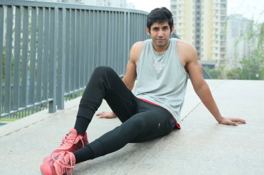 NEW DELHI, INDIA - 14 Nisan 2024: (EDITOR 'un Notu: Bu, Hindustan Times' ın özel bir görüntüsü) Bollywood oyuncusu Varun Sood, 14 Nisan 2024 tarihinde Hindistan 'ın Yeni Delhi kentinde HT City ile özel bir röportaj sırasında poz verir.