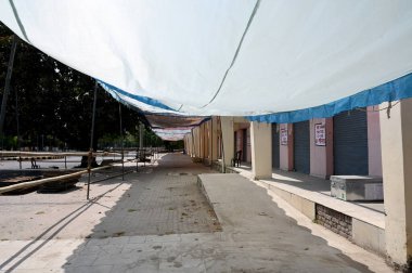 NOIDA, INDIA - 22 Nisan 2024 'te Hindistan' ın Noida kentinde bulunan Phool Mandi sayım merkezindeki Elektronik Oy Makineleri (EVM) merkezine yapılan hazırlıkların bir görüntüsü.  