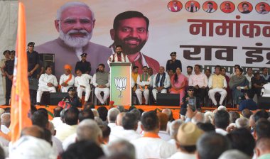 GURUGRAM, INDIA - APRIL 29, 2024: Haryana Baş Bakanı Nayab Singh Saini, Birlik Dışişleri Bakanı ve BJP Gurugram milletvekili adayı Rao Inderjit Singh 'in Morf Boğazı yakınlarındaki Sivil Hattı' nda yaptığı konuşmada,