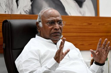 NEW DELHI, INDIA - 30 Mayıs: Kongre Ulusal Başkanı Mallikarjun Kharge 30 Mayıs 2024 tarihinde Yeni Delhi, Hindistan 'da AICC karargahında düzenlediği basın toplantısında. 