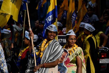 NEW DELHI, INDIA - APRIL 27, 2024: Delhi Başbakanı Arvind Kejriwals 'ın eşi Sunita Kejriwal' ın 27 Nisan 2024 tarihinde Hindistan 'da yapılacak olan Yeni Delhi seçimleri öncesinde Kalyanpuri' deki bir yol gösterisine insanlar katıldı.. 