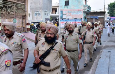 GHAZIABAD, INDIA - 10 Nisan 2024: UP Polisi ve Punjab Polisi, bayram festivali vesilesiyle 10 Nisan 2024 'te Hindistan' ın Gaziabad kentinde bayrak yürüyüşü yapıyor. Fotoğraf: Sakib Ali / Hindustan Times )