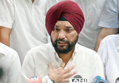 Kongre Başkanı Arvinder Singh Lovely 28 Nisan 2024 'te Yeni Delhi, Hindistan' da Delhi Pradesh Kongre Başkanlığı görevinden istifa ettikten sonra Kalindi kolonisinde basın toplantısı düzenledi..