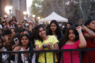 NEW DELHI, INDIA - 6 Nisan 2024: Öğrenciler, her yıl düzenlenen bir festivalde Bollywood şarkıcısı Nikhita Gandhi 'nin performansının keyfini çıkarıyorlar - Miranda College, Delhi Üniversitesi' nde Fırtına 24