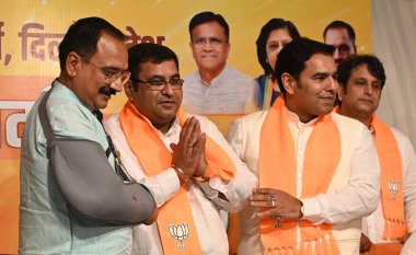 NEW Delhi, INDIA - 16 Nisan 2024: Praveen Kumar Batı Delhi 'den Meclis Başkanı Jai Kishan' ın oğlu ve Kongre Başkanı Prateek Anand ve BJP 'ye katılan diğer kongre liderleri. 