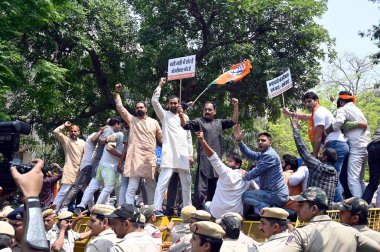 NEW DELHI, INDIA - 10 Nisan 2024: AAP toplayıcısı ve Delhi CM Arvind Kejriwal 'i protesto eden BJP çalışanları, AAP ofisi önünde, 10 Nisan 2024, Yeni Delhi, Hindistan. 