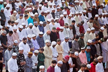 NEW DELHI, INDIA - 11 Nisan 2024: Müslüman cemaatinden insanlar 11 Nisan 2024 'te Hindistan' ın Yeni Delhi kentinde Jama Mescidi 'nde Kurban Bayramı dolayısıyla Namaz kılıyor. (Fotoğraf: Sanjeev Verma / Hindustan Times)