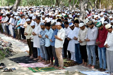 NOIDA, INDIA - 5 Nisan 2024: Müslüman dindarlar, 5 Nisan 2024 tarihinde Hindistan 'ın Noida kentinde bulunan 54.. 