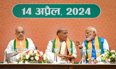 NEW DELHI, INDIA - APRIL 14: Başbakan Narendra Modi ve BJP Başkanı JP Nadda, Lok Sabha Seçimleri için BJP 'li Sankalp Patra' nın 14 Nisan 2024 tarihinde Hindistan 'ın Yeni Delhi kentinde BJP Genel Merkezi' nde başlatılması sırasında. BJP seçim bildirisi 