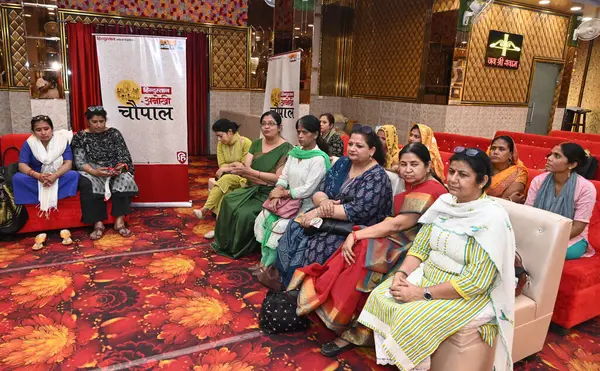 NEW DELHI, INDIA - 10 Nisan 2024 tarihinde Hindistan 'ın Yeni Delhi şehrinde yapılacak olan Raghu Nath Tapınağı Krishana Nagar seçimlerinde Anokhi Panchayat (kadın parlamentosuna) katılan Doğu Delhi Lok Sabha seçmenleri. 