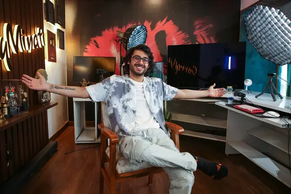 NEW DELHI, INDIA - 29 Şubat 2024: YouTuber CarryMinati, 29 Şubat 2024 tarihinde Hindistan 'ın Yeni Delhi kentinde HT şehrine verdiği özel röportajda. 