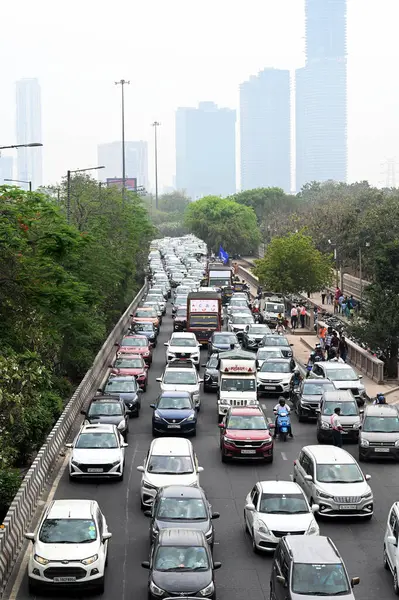 NOIDA, INDIA - 14 Nisan 2024 'te Hindistan' ın Noida kentinde, Rashtriya Dalit Prerna Sthal 'da Ambedkar Jayanti kutlamaları nedeniyle trafik sıkışıklığı. 