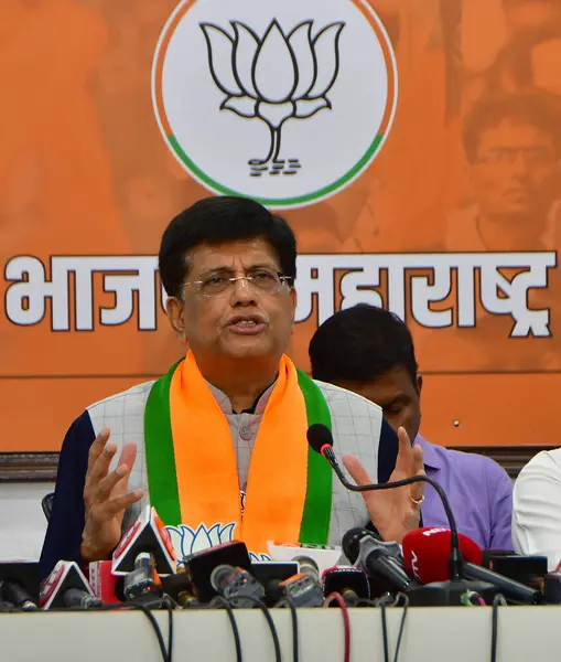 MUMBAI, INDIA - 15 Nisan 2024: Mumbai Kuzey Parlamentosu 'ndan Birlik Bakanı ve BJP adayı Piyush Goyal, BJP ofisinde, 15 Nisan 2024' te Hindistan 'ın Mumbai kentinde basın mensuplarına demeç verdi..