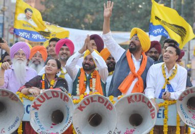 AMRITSAR, INDIA - 25 Nisan 2024: Punjab Genel Sekreteri Bhagwant Mann, Aam Aadmi Partisi (AAP) Amritsar Seçmenleri 'nden aday Kuldeep Singh Dhaliwal, Hall Sabha Pazar' daki Lok Sabha seçimleri öncesinde bir yol gösterisinde parti liderleriyle birlikte 