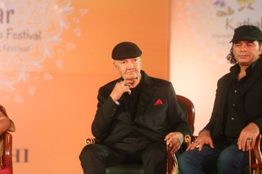 NEW DELHI, INDIA - 17 Mart 2024: Bollywood oyuncusu Prem Chopra ve şarkıcı Mohit Chauhan 17. Kathakar Uluslararası Hikaye Anlatanları Festivali sırasında Delhis Bharat Mandapam, Pragati Meydan, 17 Mart 2024, Yeni Delhi, Hindistan 