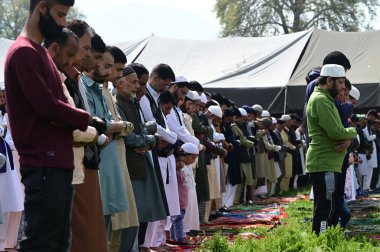 SRINAGAR, INDIA - APRIL 7: People cover themselves to beat the heat during a summer day at CP on April 7, 2024 in Srinagar, India. The Eid prayers concluded on a peaceful note, further reinforcing the spirit of harmony and unity. clipart