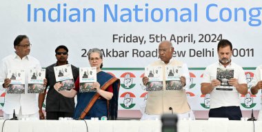 NEW DELHI, INDIA - 5 APRIL: Kongre Başkanı Mallikarkun Kharge, Lok Sabha seçimleri öncesinde 5 Nisan 2024 tarihinde Yeni Delhi, Hindistan, Hindistan 'da parti manifestosu yayınlandıktan sonra bir konuşma yaptı. 