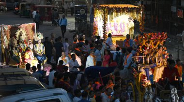NEW DELHI, INDIA - 17 Nisan 2024 'te Hindistan' ın Yeni Delhi kentinde, Ram Navami Shobha Yatra 'nın önünde katılan Hindu dindarlar. 