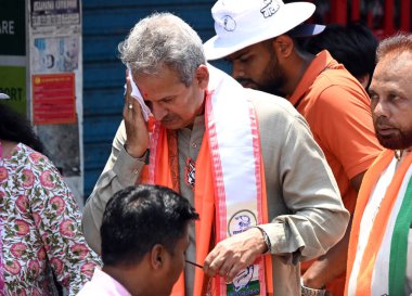 MUMBAI, INDIA - 27 Nisan 2024: Anil Desai, Mumbai Güney Merkez seçim kampanyası kapsamında, 27 Nisan 2024 tarihinde Mumbai, Hindistan 'da Sewri bölgesini ziyaret etti..