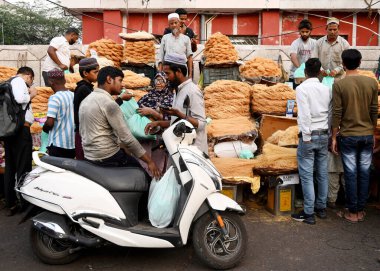 NOIDA, INDIA - 10 Nisan 2024 'te Hindistan' ın Noida kentinde, Kurban Bayramı arifesinde, 8. Bölge pazarından insanlar vermicelli satın alır.. 