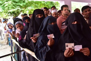 GHAZIABAD, INDIA - 26 Nisan 2024: 26 Nisan 2024 tarihinde Hindistan 'ın Gaziabad kentinde yapılan Kaila Bhatta sandık kulübesinde yapılan genel Loksabha seçimlerinin ikinci safhasında insanlar sandık merkezinin önünde kuyruğa giriyor. Fotoğraf: Sakib Ali / Hindustan Times)