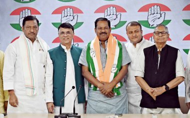 NEW DELHI, INDIA - APRIL 2: BJP görevdeki milletvekili Ajay Nishad (2R), Mohan Prakash, Yetkili, Bihar (R), Pawan Khera, Genel Başkan, Medya ve Reklamcılık (2L), Akhilesh Prasad Singh, MP & Bihar PCC genel başkanı (L)) 