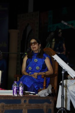 NEW DELHI, INDIA - 29 Mart 2024: Bollywood oyuncusu Neena Gupta, Lutff ve Prajna Vakfı tarafından, şair Mirza Ghalib 'in yaşamının 35' inci yılını kutlamak için düzenlenen bir etkinlik sırasında, 29 Mart 2024 'te Yeni Delhi, Hindistan' da 