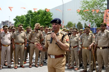 NOIDA, INDIA - 28 Nisan 2024 'te Hindistan' ın Noida kentinde, Hanuman Janmotsav vesilesiyle, Vishwa Hindu Parishad ve Bajrang Dal çalışanları, Kashiram Koloni Bölgesi 45 'ten bir geçit töreni düzenledi.. 