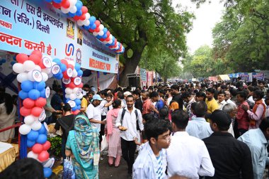 NEW DELHI, INDIA - 14 Nisan 2024: İnsanlar Baba Bhimrao Ramji Ambedkar Jyanti 'nin 134. doğum yıldönümünü 14 Nisan 2024 tarihinde Yeni Delhi, Hindistan' da parlamento sokağında kutladılar.. 