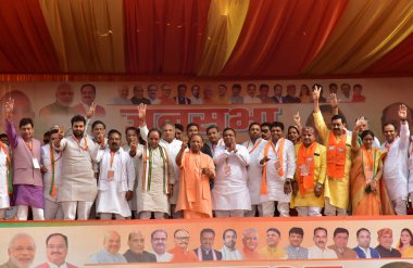 GHAZIABAD, INDIA - APRIL 18, 2024: Uttar Pradesh Genel Sekreteri Yogi Adityanath, 18 Nisan 2024 tarihinde Hindistan 'ın Gaziabad kentindeki Pilkhuwa Ramlila Ground' da, Gaziabad Lok Sabha adayı Atul Garg 'ı desteklemek amacıyla düzenlenen mitingde halkı selamladı..
