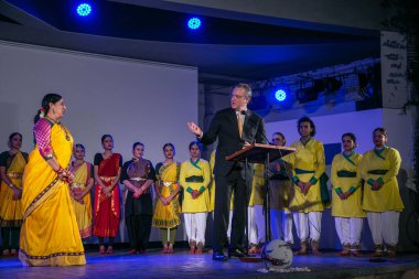 NEW DELHI, INDIA - 13 APRIL 2024: Kenneth Felix Haczynski da Nobrega, Bharatanatyam şarkıcısı ve yapımcısı Jayalakshmi Eshwar (L) ile birlikte 