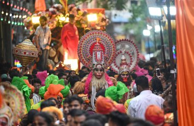 NEW DELHI, INDIA - 23 Nisan 2024: Shobha yatra sırasında Hanuman Jayanti 'nin Chandni Chowk' ta 23 Nisan 2024 tarihinde Yeni Delhi, Hindistan 'da görülmesi. 