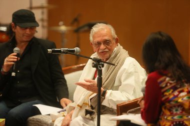 NEW DELHI, INDIA - 17 Mart 2024: Bollywood şarkıcısı Mohit Chauhan ve söz yazarı Gülzar 17. Kathakar Uluslararası Hikaye Anlatanları Festivali sırasında Delhis Bharat Mandapam, Pragati Meydan, 17 Mart 2024 'te Yeni Delhi, Hindistan' da 