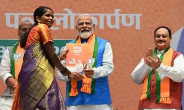 NEW DELHI, INDIA - 14 Nisan 2024: Başbakan Narendra Modi ile Birlik Savunma Bakanı Rajnath Singh ve İçişleri Bakanı Amit Şah, BJP Ulusal Başkanı JP Nadda, Maliye Bakanı Nirmala Sitharaman. 