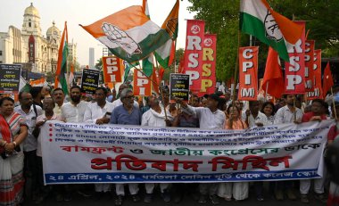 CPI (M) ve Ulusal Kongre 'nin eğitim dolandırıcılığına karşı düzenlediği ortak protesto mitingi ve Başbakan Mamata Banerjee' nin 24 Nisan 2024 tarihinde Hindistan 'ın Kolkata kentinde tutuklanmasını talep ediyor..  