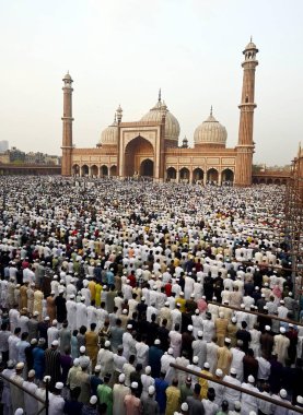 NEW DELHI, INDIA - 11 Nisan 2024: Müslüman cemaatinden insanlar 11 Nisan 2024 'te Hindistan' ın Yeni Delhi kentinde Jama Mescidi 'nde Kurban Bayramı dolayısıyla Namaz kılıyor. (Fotoğraf: Sanjeev Verma / Hindustan Times)