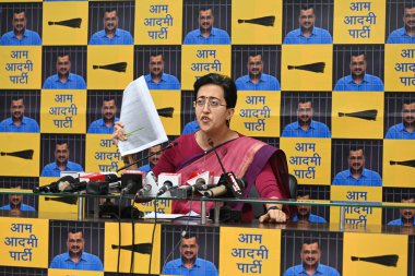 NEW DELHI, INDIA - 19 Nisan 2024: Kıdemli AAP Lideri ve Delhi Kabine Bakanı Atishi 19 Nisan 2024 'te Yeni Delhi, Hindistan' da DDU Marg 'da basın toplantısında bir konuşma yaparken görüldü.. 