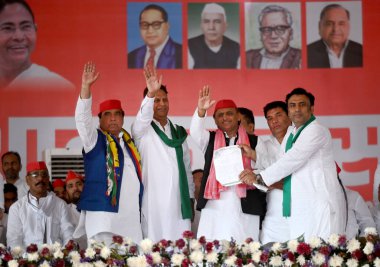 SIKANDRABAD, INDIA - 19 Nisan 2024: Eski Uttar Pradesh Genel Sekreteri ve Samajwadi Partisi Genel Başkanı Akhilesh Yadav ile Gautam Budh Nagar Genel Seçmen Adayı Mahendra Nagar ve diğer SP liderleri