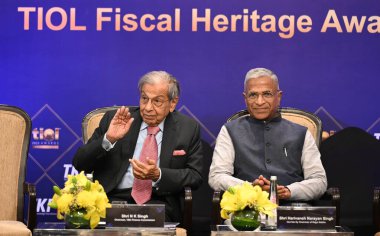 NEW DELHI, INDIA - APRIL 6, 2024: NK Singh, eski Hindistan Cumhurbaşkanı Ramnath Kovind 'den (görünmeyen) TİOL Mali Miras Ödülü' nü aldığı sırada bir ödül töreninde Hindistan 'ın 15. Finans Komisyonu Başkanı.)